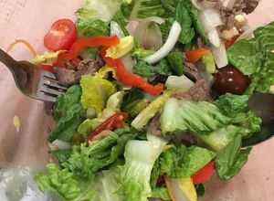 Hình của món Bò Xào Trộn Xà Lách.