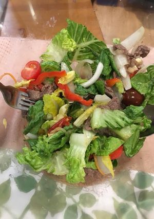 Hình của món Bò Xào Trộn Xà Lách.