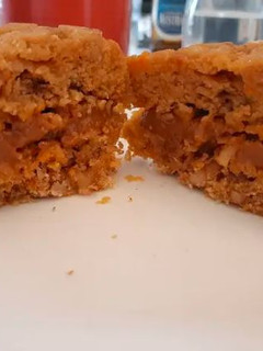 Una foto de Bizcocho de Harina de Avena con Plátano, Nueces y Manjar en Microondas