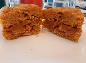 Una foto de Bizcocho de Harina de Avena con Plátano, Nueces y Manjar en Microondas