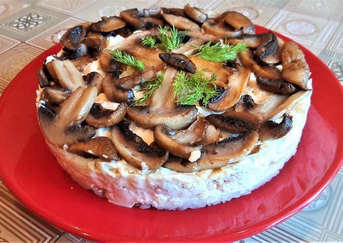 Слоеный салат с грибами