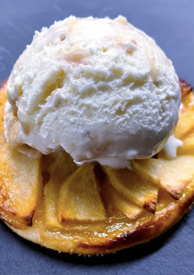 Una foto de Hojaldre de manzana🍎🍦