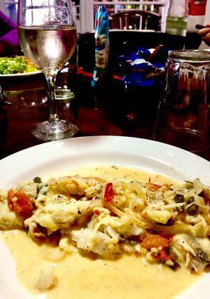 Una foto de Pejerrey con vino blanco
