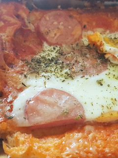 Una foto de Pizza con base de pan de molde