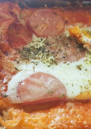 Una foto de Pizza con base de pan de molde