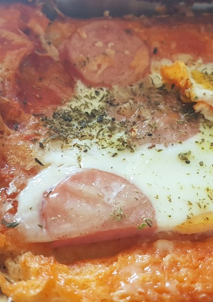 Una foto de Pizza con base de pan de molde