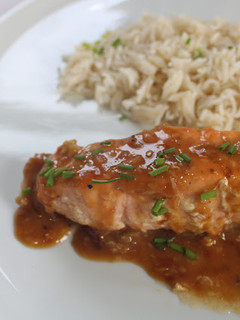 Foto de SALMÃO COM MOLHO DE ALHO, GENGIBRE E MEL