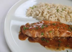 Foto de SALMÃO COM MOLHO DE ALHO, GENGIBRE E MEL