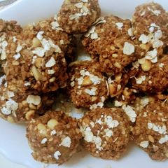 A picture of Roasted Oats Ladoos.