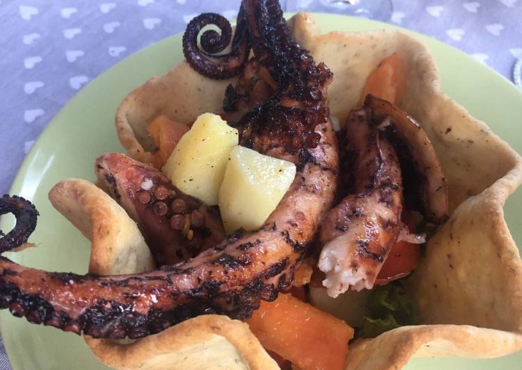 Polpo marinato e grigliato con insalata mista patate avocado e mandorle in cestino di pane grissino