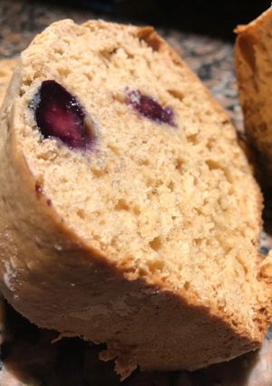 Una foto de Budín de yogurt de vainilla, dulce de leche y arándanos