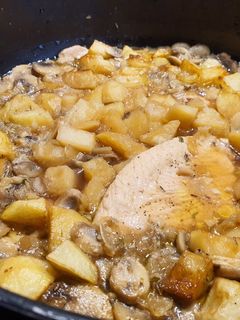 Una foto de Filetes de pavo en salsa suave con champiñones