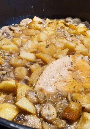 Una foto de Filetes de pavo en salsa suave con champiñones