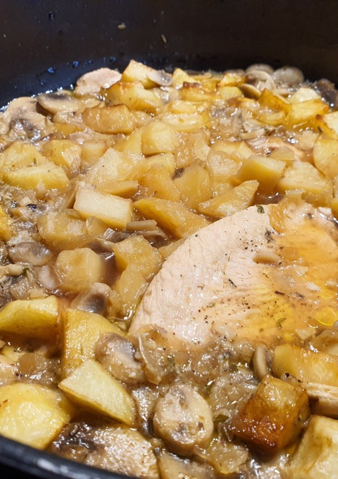 Una foto de Filetes de pavo en salsa suave con champiñones