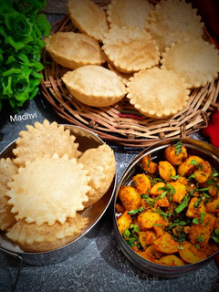 पूरी आलू की सब्ज़ी (Puri aloo ki sabzi recipe in hindi) रेसिपी मुख्य फोटो