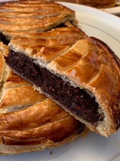 Une photo de Galette des rois à la crème d’amandes/noisettes au chocolat
