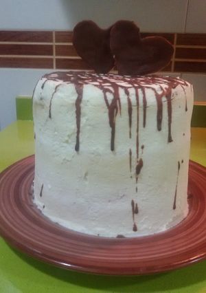 Una foto de Layer cake de nata y fresas