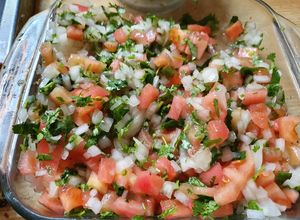 Una foto de Pebre chileno