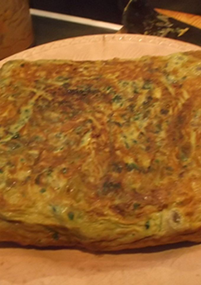 Una foto de Tortilla cuadrada de espárragos y habas