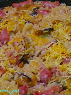 Una foto de Arroz con salchichas y champiñones