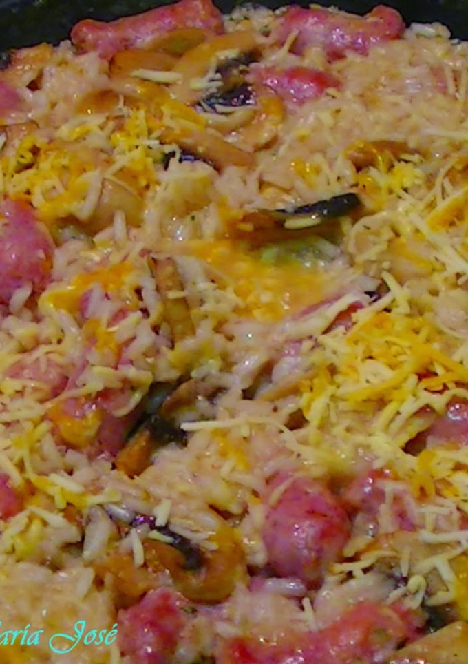 Una foto de Arroz con salchichas y champiñones