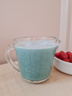 Una foto de Licuado de spirulina, pepino y jengibre fresco 🌊