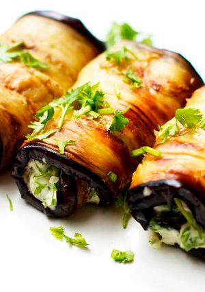 Una foto de Rollitos de berenjena con hierbas frescas