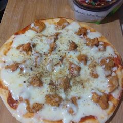 A picture of Tikka pizza.