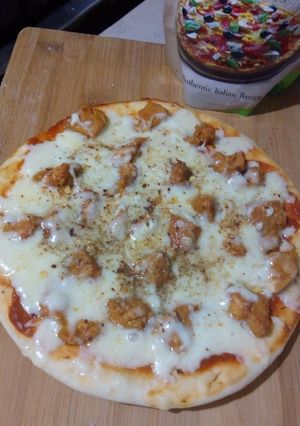 A picture of Tikka pizza.