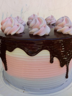 Una foto de Pastel Tres leches Con Drip de chocolate