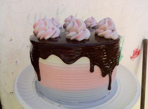 Una foto de Pastel Tres leches Con Drip de chocolate