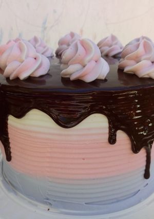 Una foto de Pastel Tres leches Con Drip de chocolate