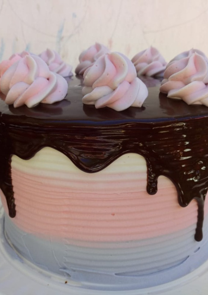 Una foto de Pastel Tres leches Con Drip de chocolate