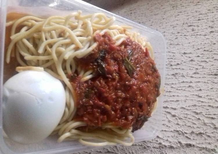 Spagetti with boiled egg and tomatoes stew