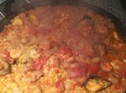 Una foto de paella de sepia y mejillones