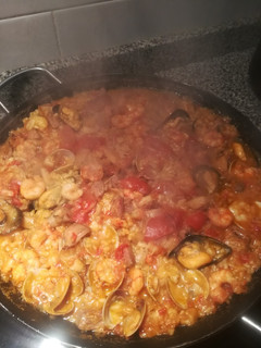 Una foto de Paella de pescado