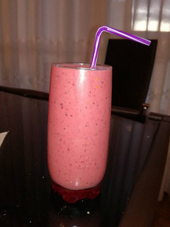Una foto de Batido de mango y frutos rojos