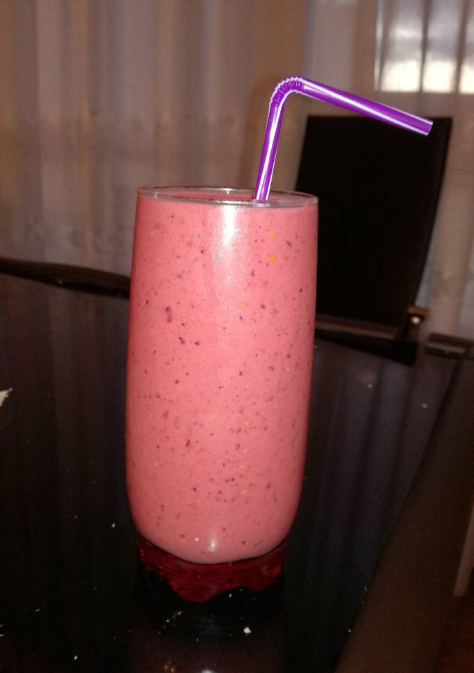 Una foto de Batido de mango y frutos rojos