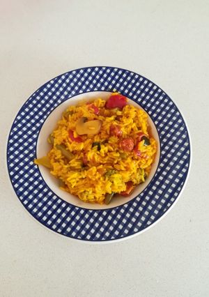 Una foto de Arroz con verduras de temporada y chistorras (Olla Gm g)