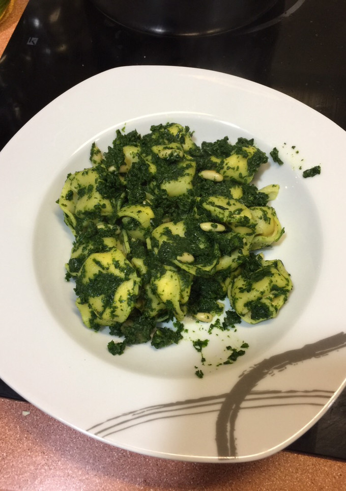 Una foto de Tortellini con espinacas y piñones