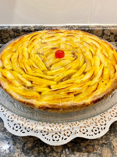 Una foto de Pastel de manzana, nueces y mermelada