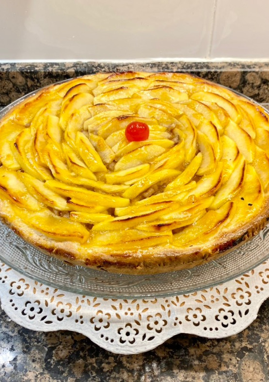 Una foto de Pastel de manzana, nueces y mermelada