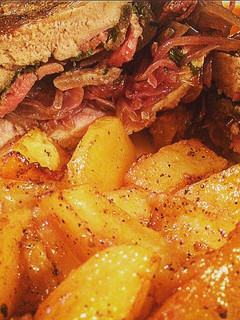 Una foto de Solomillo relleno de panceta y verduras con patatas confitadas y cocinado al horno de leña