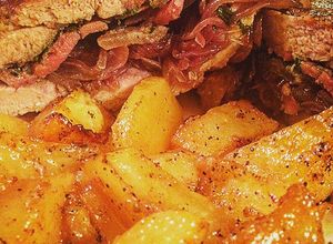Foto principal de Solomillo relleno de panceta y verduras con patatas confitadas y cocinado al horno de leña