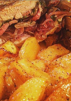 Una foto de Solomillo relleno de panceta y verduras con patatas confitadas y cocinado al horno de leña