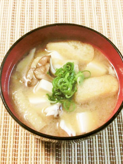 A picture of Maitake Mushroom, Tofu, and Fried Tofu Miso Soup.