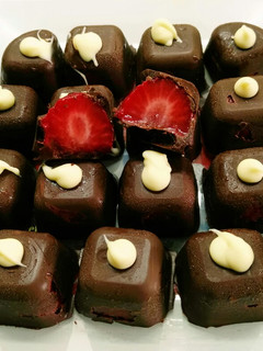 Una foto de Bombones helados rellenos de fresas