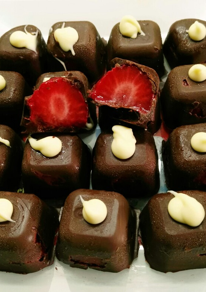 Una foto de Bombones helados rellenos de fresas