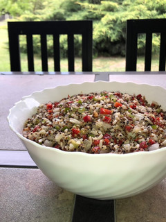 Una foto de Ensalada de quinoa mixta y cebolla