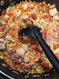 Una foto de Arroz con pollo y maíz